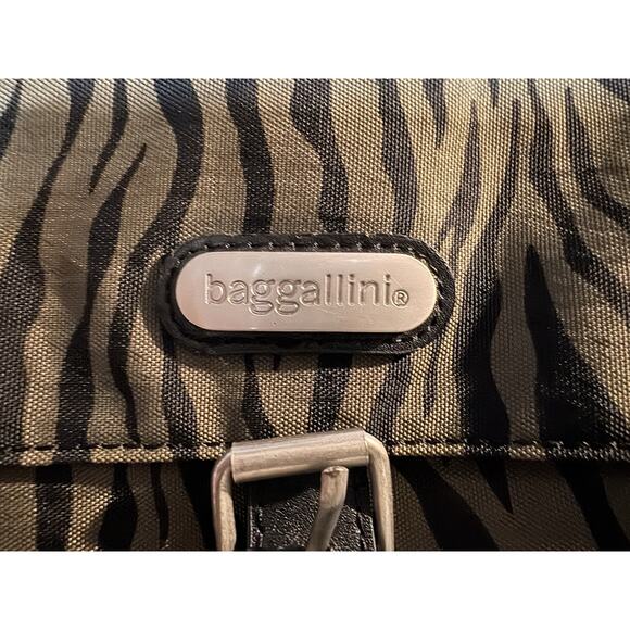 Baggallini Olive Green Animal Print Uptown Bag Crossbody Sling Messenger Bag - Picture 10 of 12